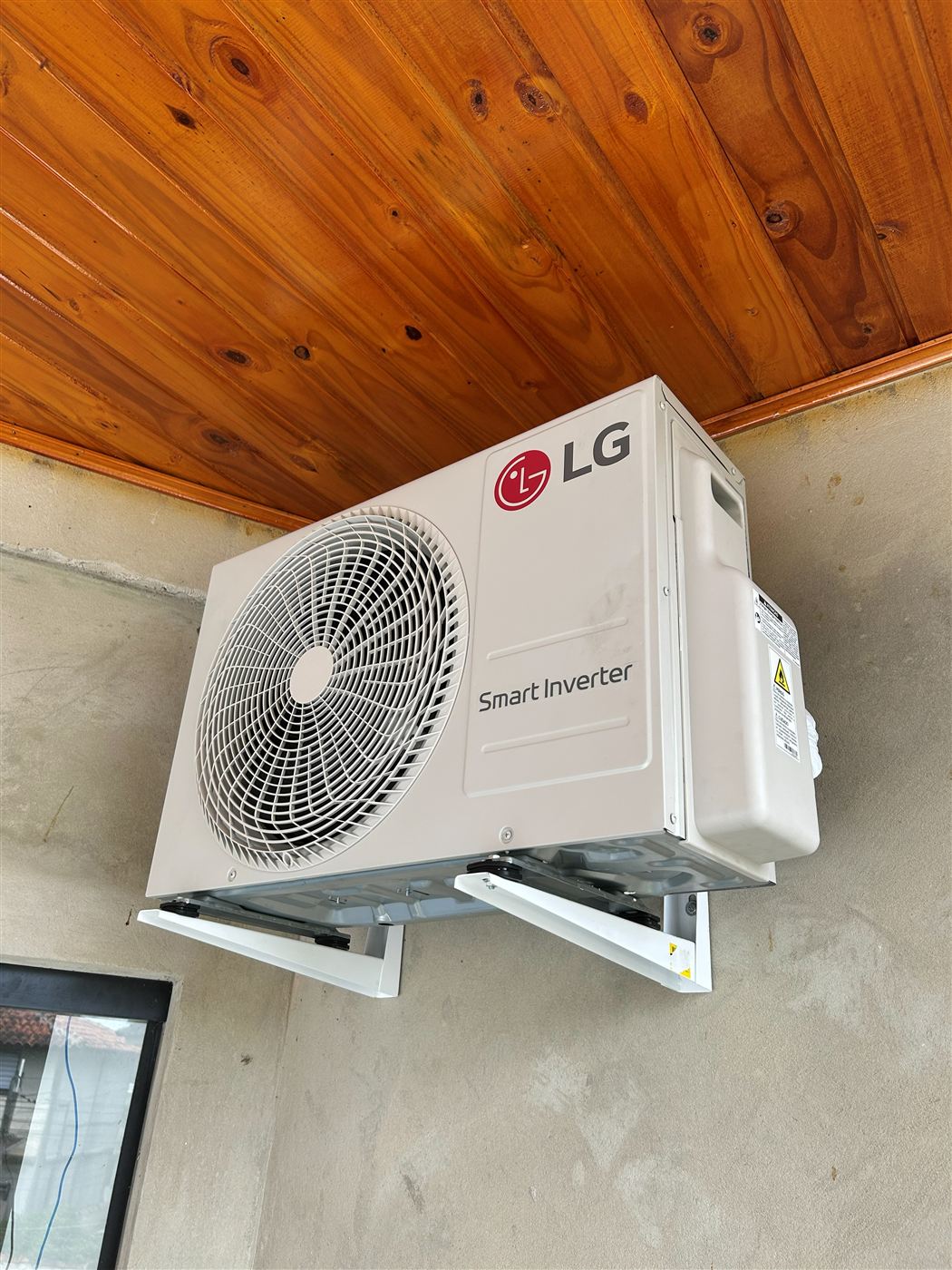 Instalação de condensadora LG Smart Inverter em área externa residencial