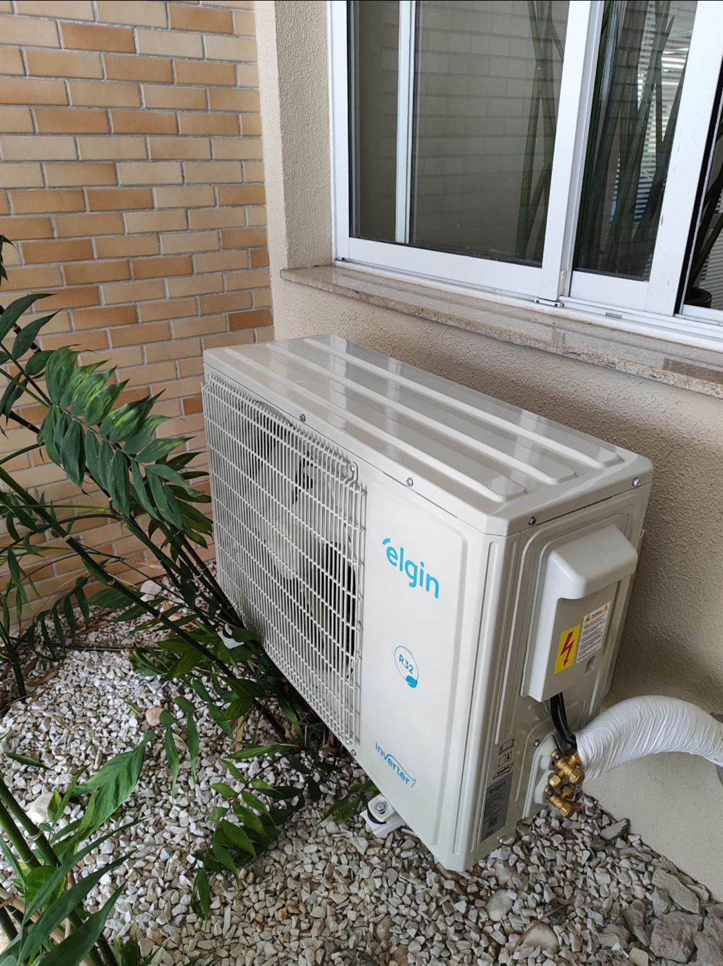 Instalação de condensadora Elgin Inverter em jardim residencial