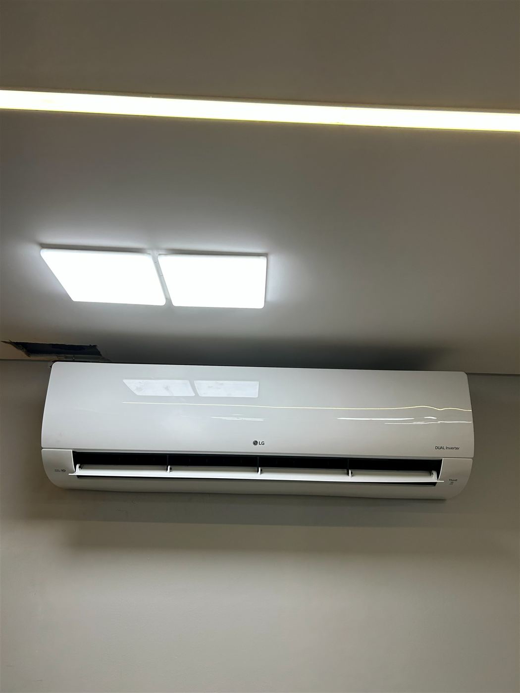 Instalação de evaporadora LG DUAL Inverter na parede de uma sala