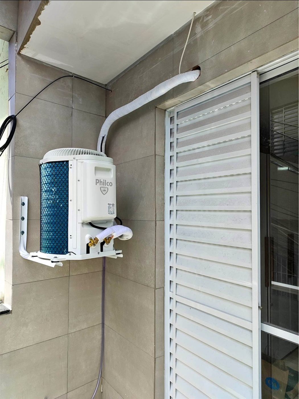 Instalação de condensadora Philco em varanda residencial