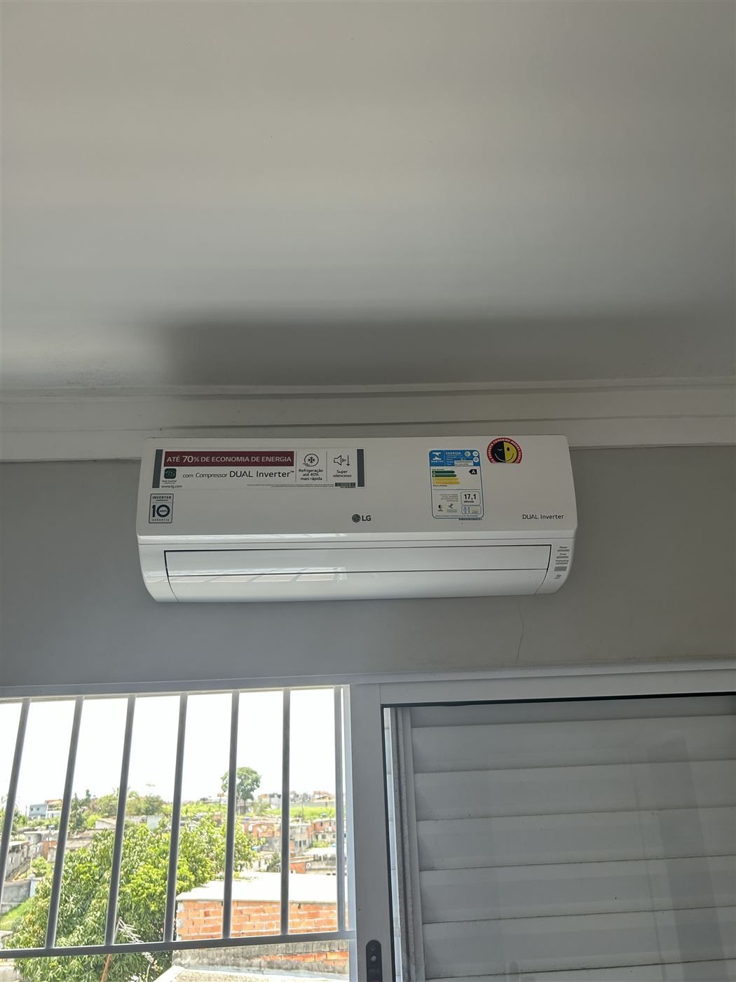 Instalação de ar-condicionado split LG Dual Inverter em quarto residencial